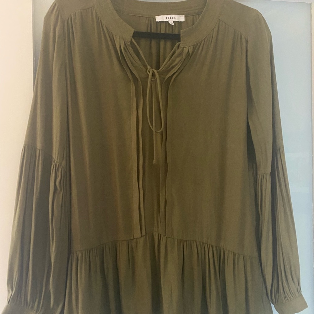RO & DE xs hunter green long sleeve high-low blous